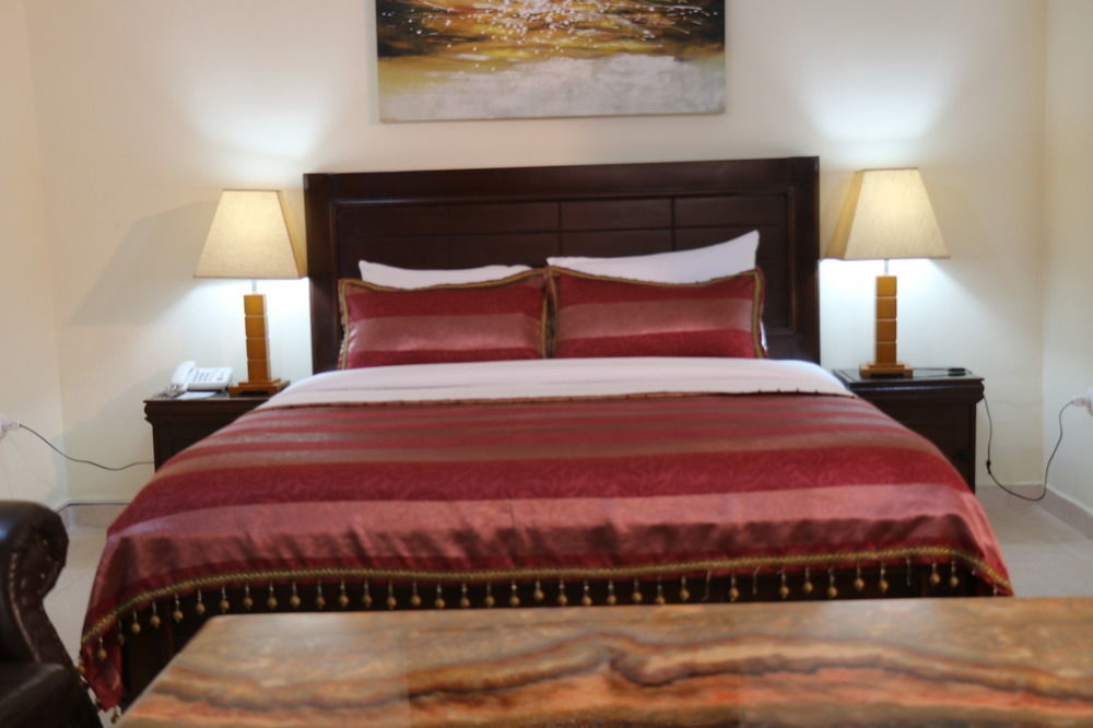 Palm Spring Resort Monrovia Dış mekan fotoğraf