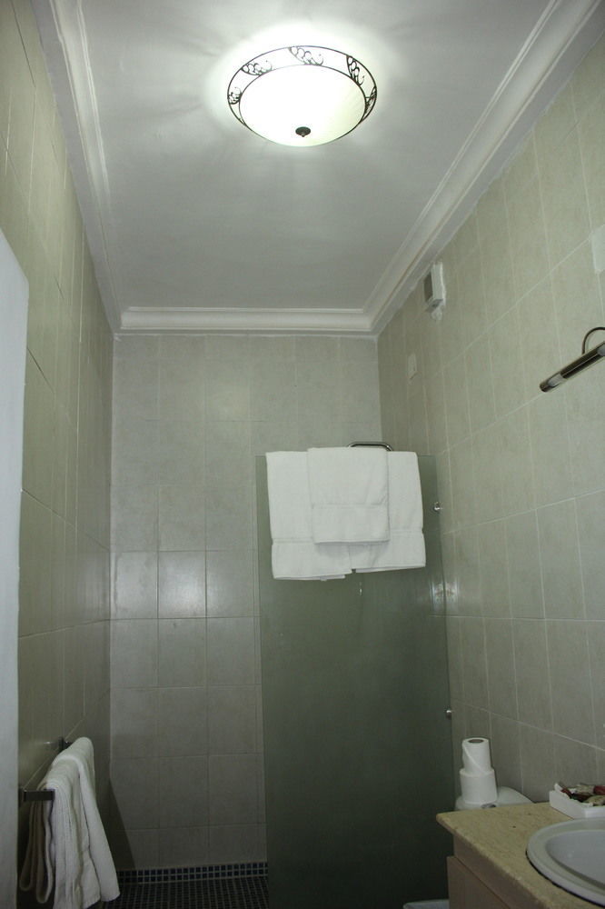 Palm Spring Resort Monrovia Dış mekan fotoğraf