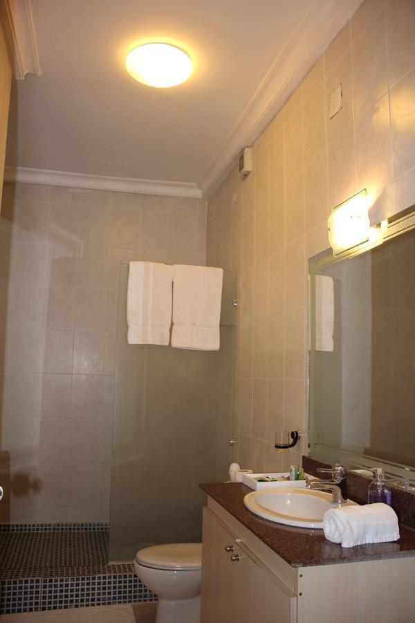 Palm Spring Resort Monrovia Dış mekan fotoğraf