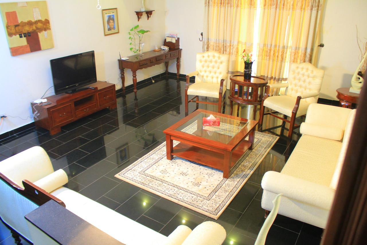 Palm Spring Resort Monrovia Dış mekan fotoğraf