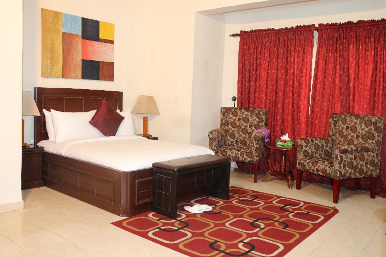 Palm Spring Resort Monrovia Dış mekan fotoğraf