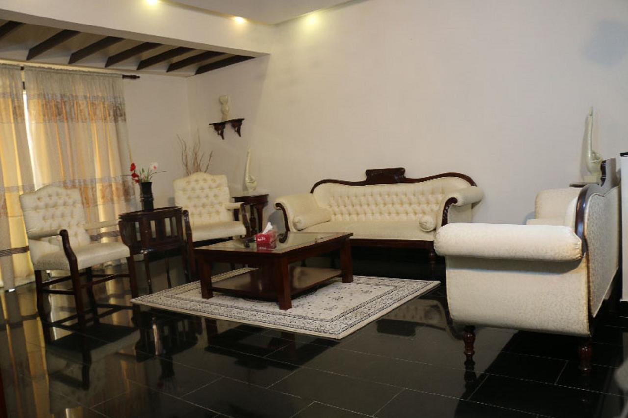 Palm Spring Resort Monrovia Dış mekan fotoğraf